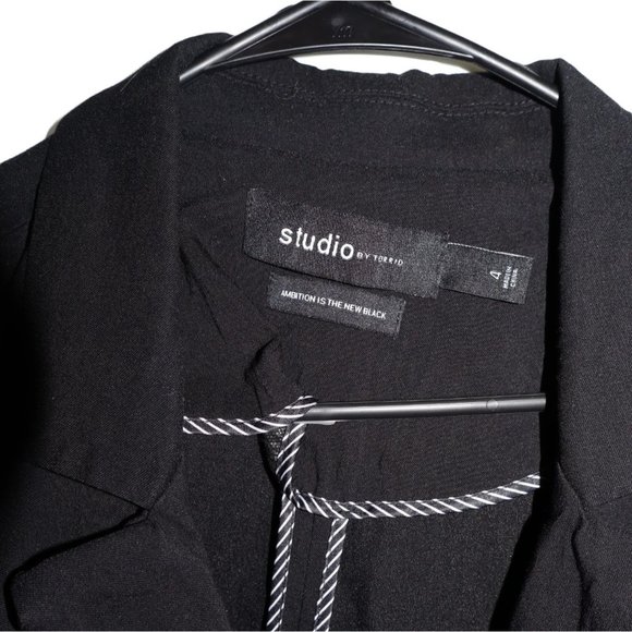 Torrid SZ 4 EUC STUDIO LEXINGTON MILLENNIUM STRETCH BLAZER - BLACK - Picture 4 of 5